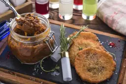 Czy bigos z kiszonej kapusty jest zdrowy? Ten aromatyczny bigos w słoiku i placki ziemniaczane na desce sugerują, że tak!