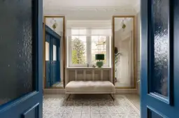 Co położyć na ścianę w przedpokoju, by uniknąć brzydkiego efektu?