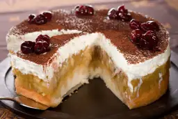 Pyszna szarlotka królewska z bitą śmietaną, kakao i wiśniami. Kawałek ciasta już zniknął!