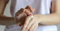 Jak dbać o skórki przy paznokciach, aby uniknąć pęknięć i infekcji