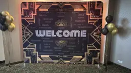 Tło w stylu lat 20. z napisem "WELCOME" i złotymi balonami.