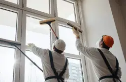 Skuteczne sposoby na mycie okien po remoncie - uniknij trudnych zabrudzeń