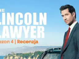 Mickey Haller, prawnik z Lincolna, w garniturze i czerwonym krawacie, na tle błękitnego nieba i kalifornijskiego wybrzeża.