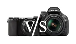 Dwa aparaty fotograficzne: Sony bezlusterkowiec i lustrzanka Nikon, z białym napisem V/S.