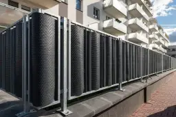 Czym zasłonić balustradę na balkonie, aby poprawić prywatność?