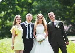 Para ślubna z dwoma świadkami, którzy towarzyszyli im na ślubie cywilnym.