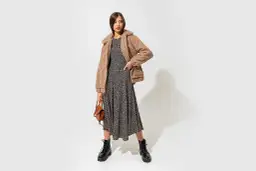 Stylizacje sukienka i botki: jak stworzyć modne zestawienia?