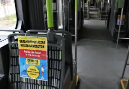 Ograniczona liczba miejsc siedzących w autobusie. Proszę nie siadać w tym miejscu. Zachowaj dystans od innych pasażerów.