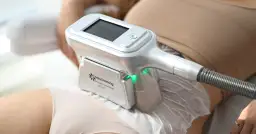 Kriolipoliza vs Endermologia: Który zabieg wybrać? Porównanie