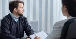 Jak leczyć fobię społeczną samemu i pokonać lęk w relacjach