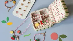 Urocza szkatułka na biżuterię z owocowymi motywami, idealny praktyczny prezent dla dwulatki. Kolczyki i bransoletki w kształcie owoców.