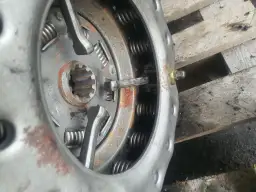 Zbliżenie na mechanizm docisku sprzęgła z widocznymi sprężynami i elementami regulacyjnymi.