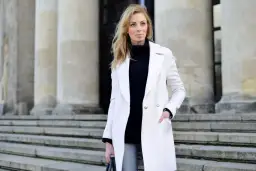 Biały płaszcz: Stylizacje, które odmienią Twój look! Porady ekspertki