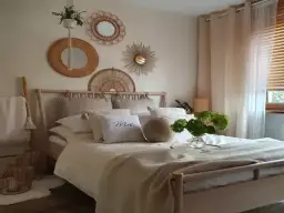 Jak pościelić łóżko w sypialni, by wyglądało jak w luksusowym hotelu