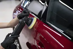 Jak skutecznie usunąć rysy na samochodzie i uniknąć kosztownych napraw