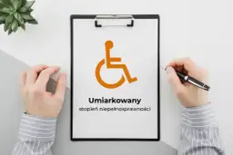 Na tablicy widnieje symbol osoby na wózku inwalidzkim i napis "Umiarkowany stopień niepełnosprawności".