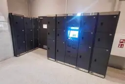 Rzędy zamykanych szafek na dworcu. Zastanawiasz się, ile kosztuje przechowalnia bagażu na dworcu? Tutaj znajdziesz odpowiedź.