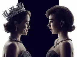 Dwie królowe, bohaterki serialu "The Crown", patrzą na siebie. Jedna w koronie, druga w eleganckiej sukni.