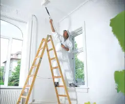 Poradnik: Jak malować kolorowe ściany na biało? Krok po kroku