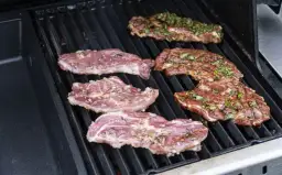 Przepis na marynatę do karkówki na grilla, która zachwyci smakiem