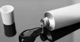 Maść ichtiolowa na pryszcze: Jak długo trzymać? Ekspert radzi