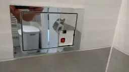 Jak zdjąć przycisk spłuczki podtynkowej Cersanit? Widoczny mechanizm z czerwonym przyciskiem.