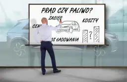 Mężczyzna pisze na tablicy "Prąd czy paliwo?", porównując zasięg, koszty i czas ładowania samochodu elektrycznego.