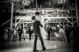 Impreza lata 80.: Zorganizuj legendarną domówkę! Poradnik krok po kroku