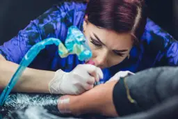 Świeży tatuaż a trening: Co musisz wiedzieć, by go nie zniszczyć?