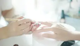 Manicure co to znaczy? Poznaj jego rodzaje i korzyści dla zdrowia