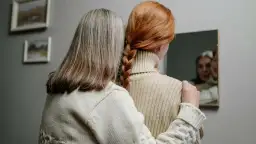 W odbiciu lustra widzę siebie i mamę, jakby to był sen o mamie, która nie żyje.
