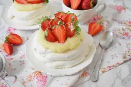 Mini bezy z kremem – idealny deser na każdą okazję