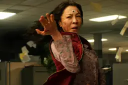 Evelyn w akcji, z trzecim okiem na czole, w scenie z filmu "Wszystko wszędzie naraz recenzja".