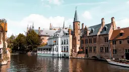 Bruggia, miasto kanałów, gdzie budynki odbijają się w wodzie. Czy Belgia ma dostęp do morza? Tak, przez port w Ostendzie.