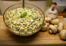 Szybki pomysł na sałatkę z pieczarkami smażonymi i porem - przepis