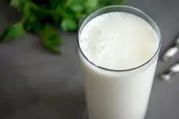 Ile kalorii ma maślanka? Zaskakująco niska wartość energetyczna!