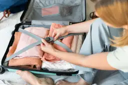 Jak złożyć t shirt do walizki, aby zaoszczędzić miejsce i uniknąć zagnieceń