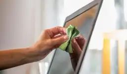 Jak wyczyścić monitor bez ryzyka uszkodzenia ekranu i smug