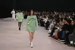 Modne swetry: Trendy, kolory i stylizacje na sezon [Rok]