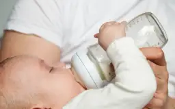 Nauka picia z butelki: Sprawdzone triki, by maluch pokochał butelkę