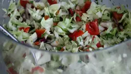 Surówka z młodej kapusty do grilla – idealny przepis na lato