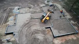 Czym obsypać fundamenty, aby uniknąć problemów z wilgocią?