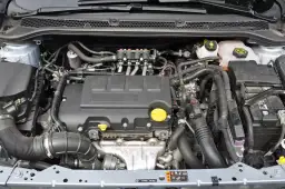 Silnik samochodu z instalacją gazową. Widać przewody paliwowe, wtryskiwacze i elementy układu chłodzenia.