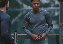 Jaką koszulkę w góry wybrać, aby czuć się komfortowo i bezpiecznie