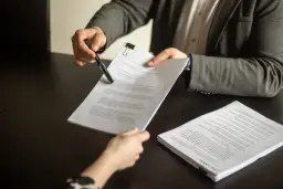 Praca na zlecenie co to? Zrozumienie umowy i jej konsekwencje