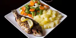 Jakie ryby jeść nad Bałtykiem, aby uniknąć mrożonek i cieszyć się smakiem?