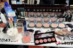 Rossmann -49%/-55%: Kiedy promocja na makijaż? Jak kupować mądrze?