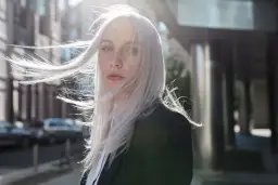 Grau färben: Dein Guide zum Silberfuchs-Look | Tipps & Tricks