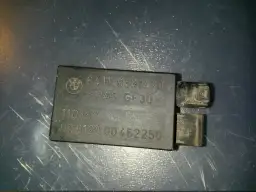 Czujnik AUC BMW z numerem 6411-8391470, wykonany z PA6-GF30.