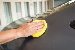 Jak myć samochód po woskowaniu, aby nie uszkodzić lakieru?